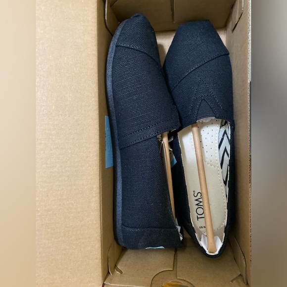 Toms - Picture 3 of 4